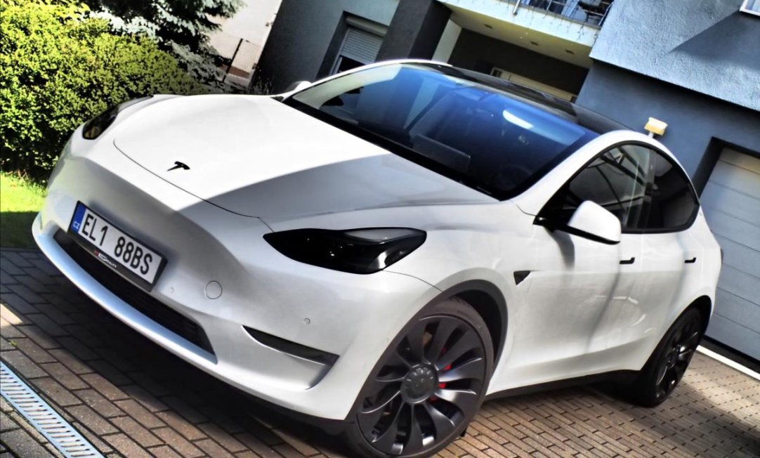 Tesla Model Y Performance Berlín, Tažné